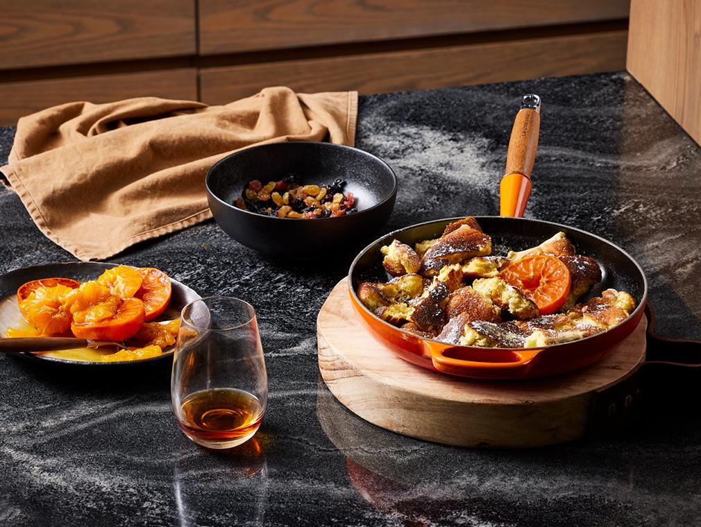 Kaiserschmarrn met in rum geweekte rozijnen en kleverige gekarameliseerde citrusvruchten