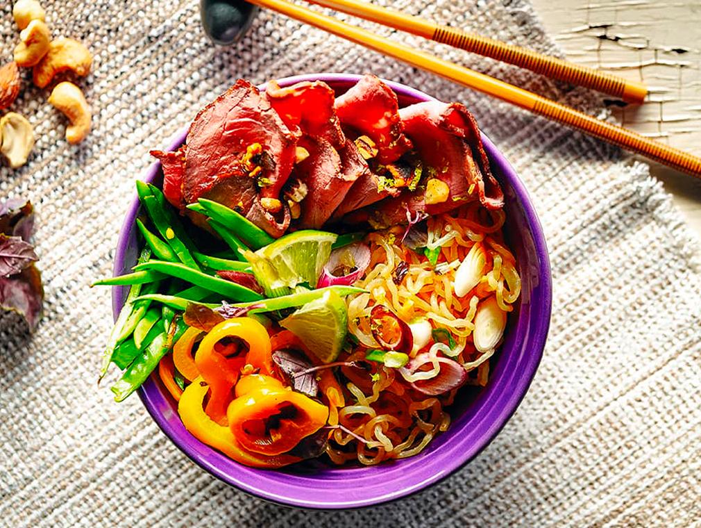 Thaise pastasalade geserveerd met rosbief
