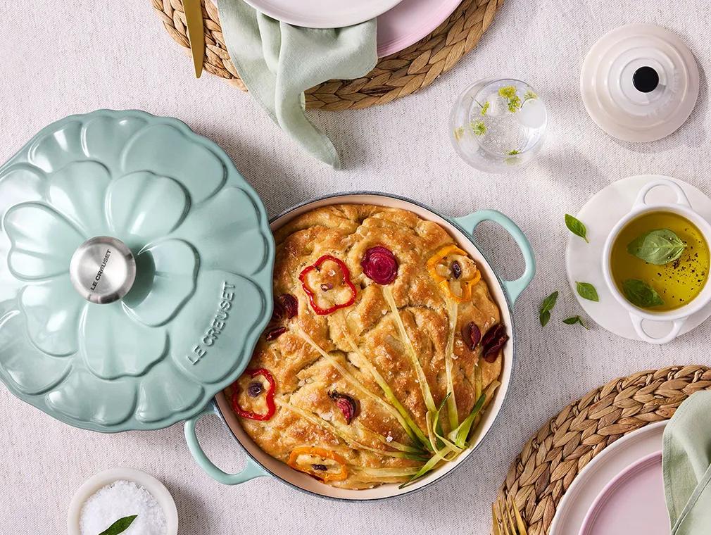 Focaccia met bloemenpatroon