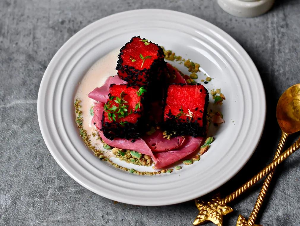 Watermeloensushi met pastrami en een crunch van wasabi