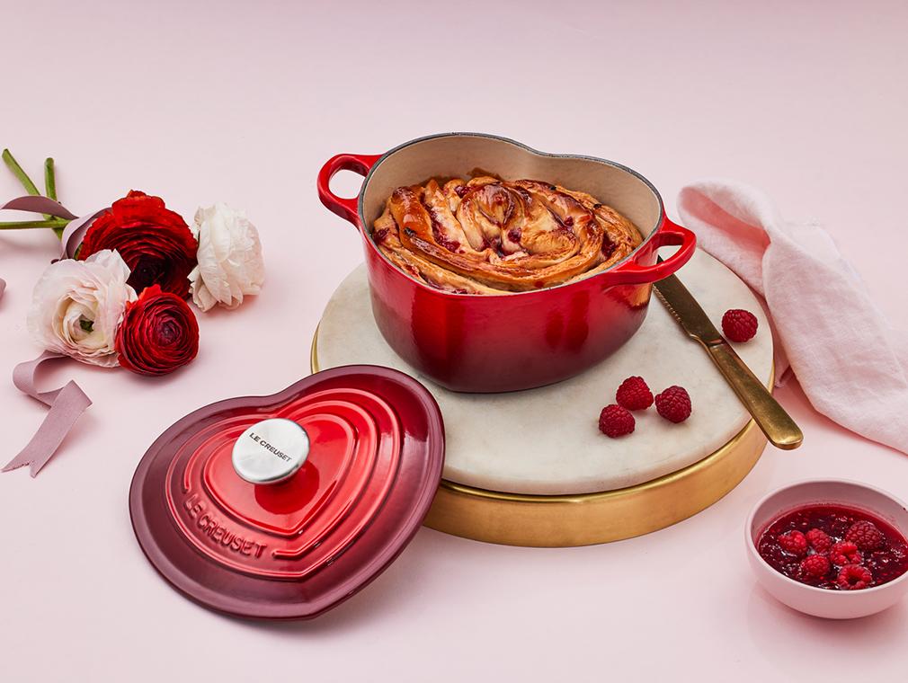 Gevlochten liefdesbroodje met framboos