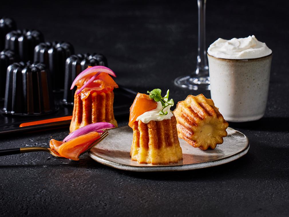 Twee cannelés met zalm en bieslook