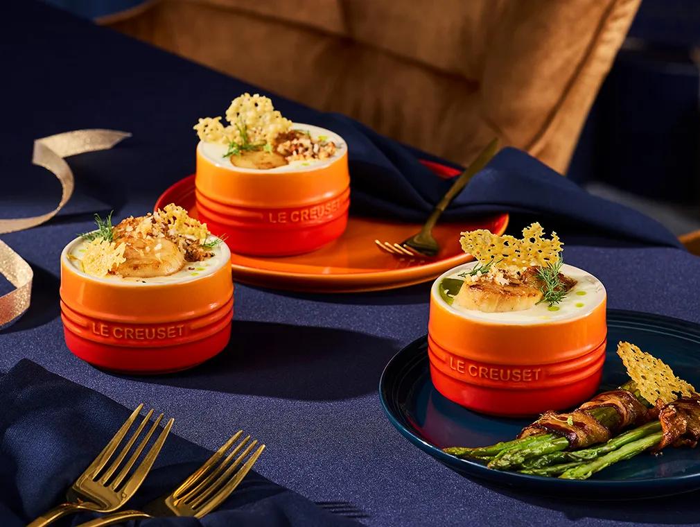 Gepaneerde en gegrilde coquilles in een romige citroen- en kruidensaus met Parmezaanse kaas