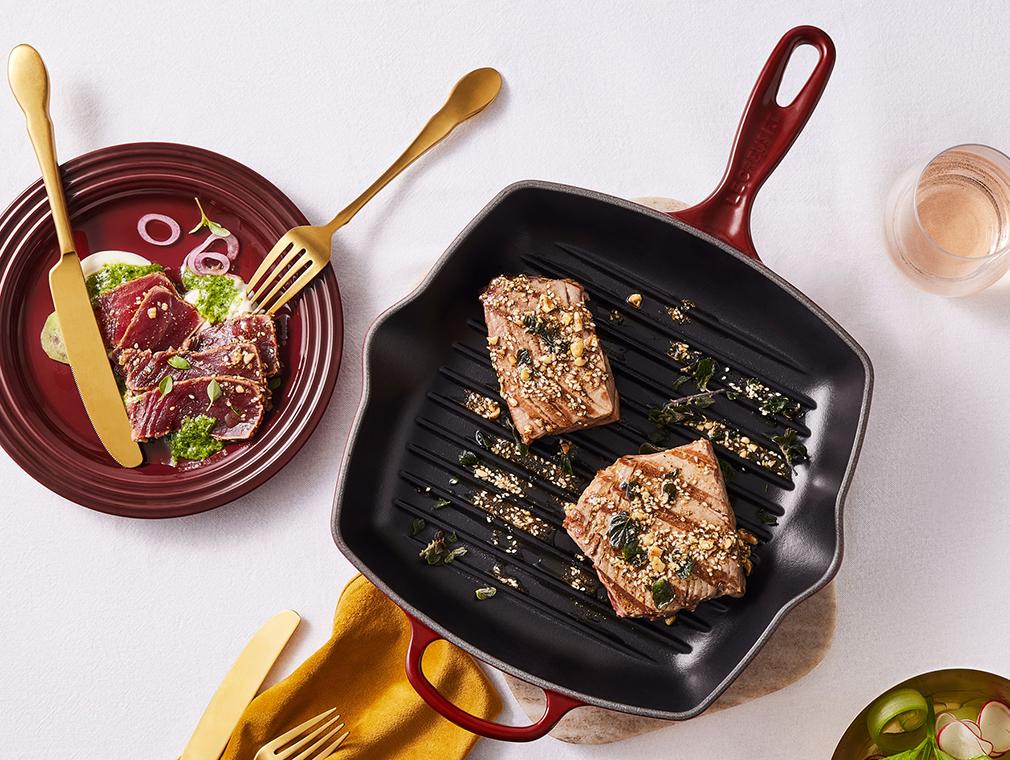Tonijn dichtgeschroeid met Dukkah, Pesto en Sour Cream