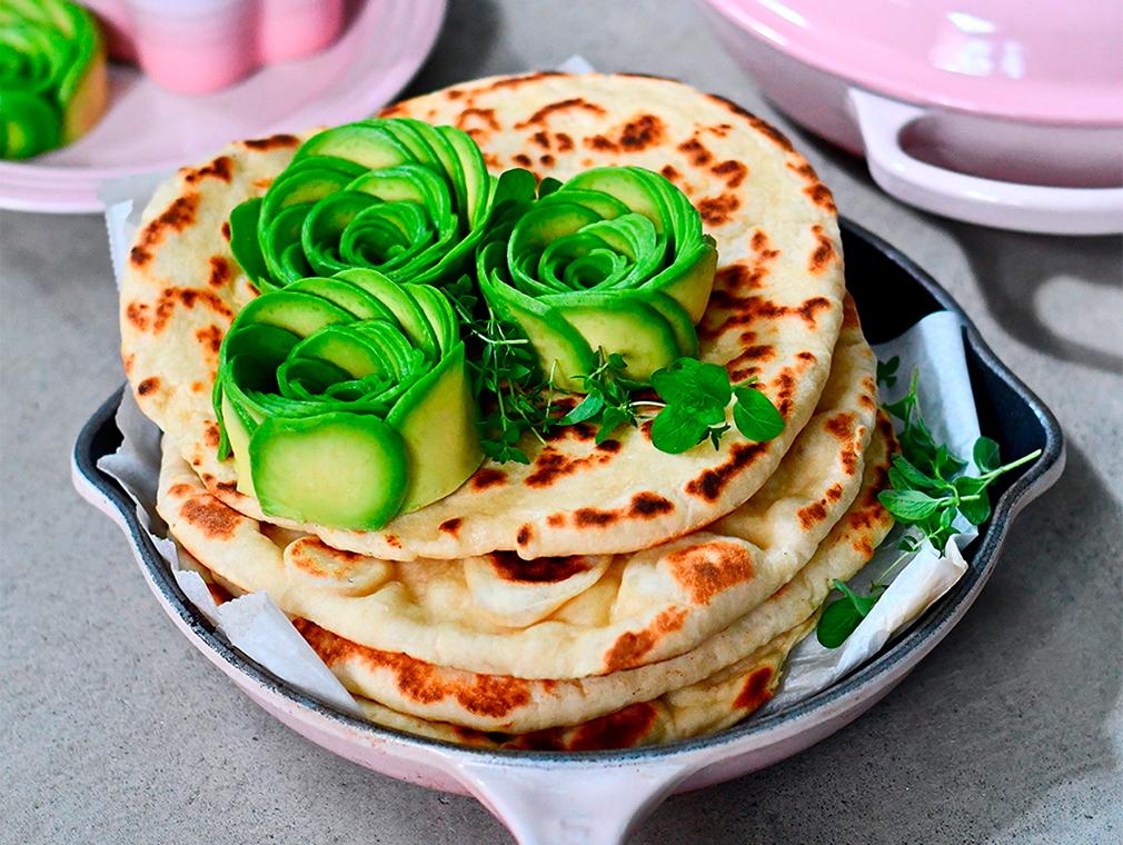 Homemade flatbread, met avocado roosjes