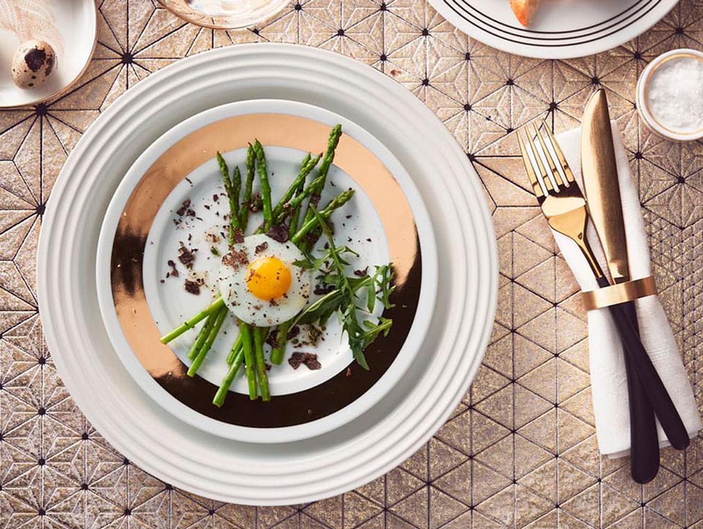 Gepocheerde kwarteleitjes op een bedje van groene asperges & truffel