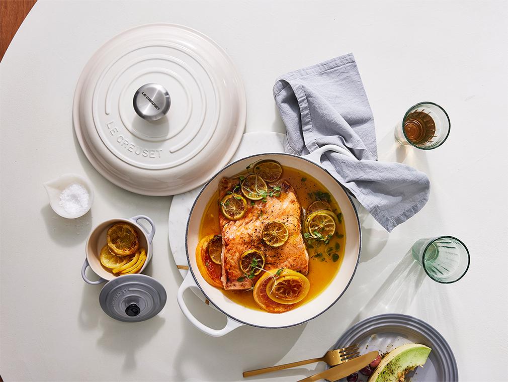 In de oven gepocheerde citruszalm met witte wijn en honing