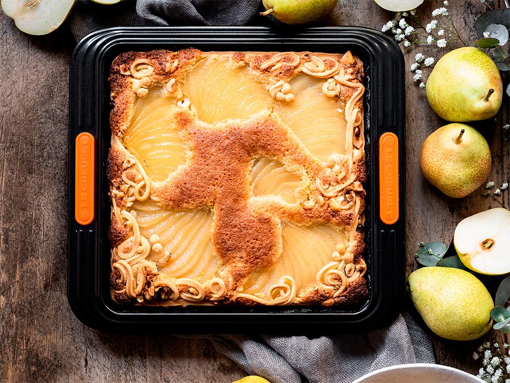 Frangipanetaart met peren gepocheerd in steranijs