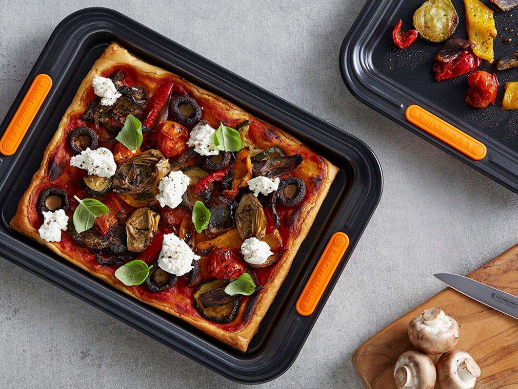 Bladerdeegpizza met geroosterde groenten en geitenkaas