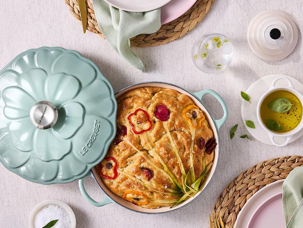 Focaccia met bloemenpatroon