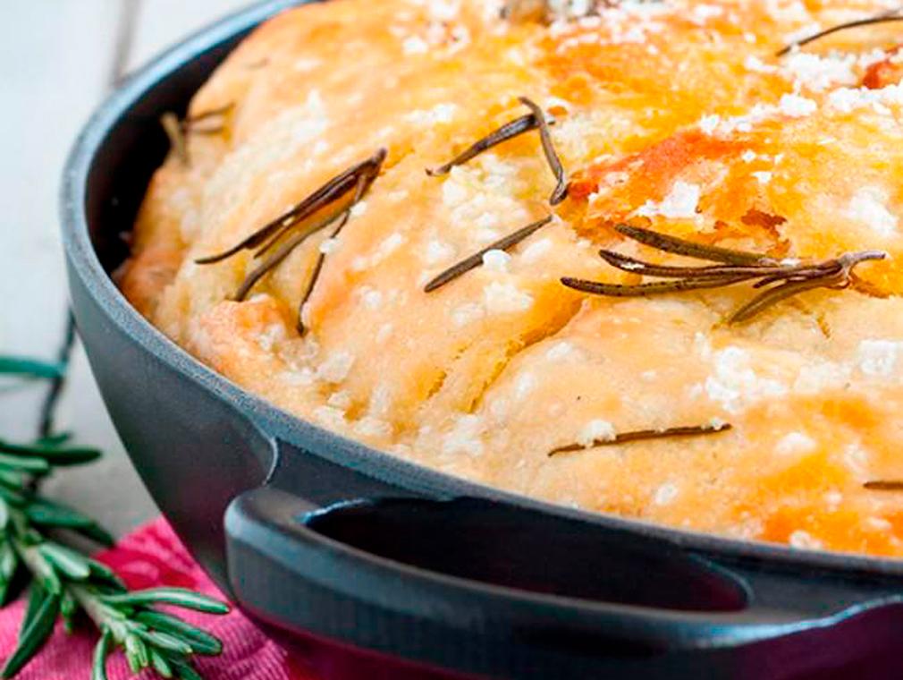 Focaccia met rozemarijn, olijven en zeezout