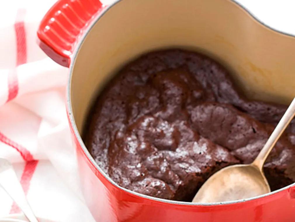 Chocoladetaart zonder bloem met frambozen-portosaus