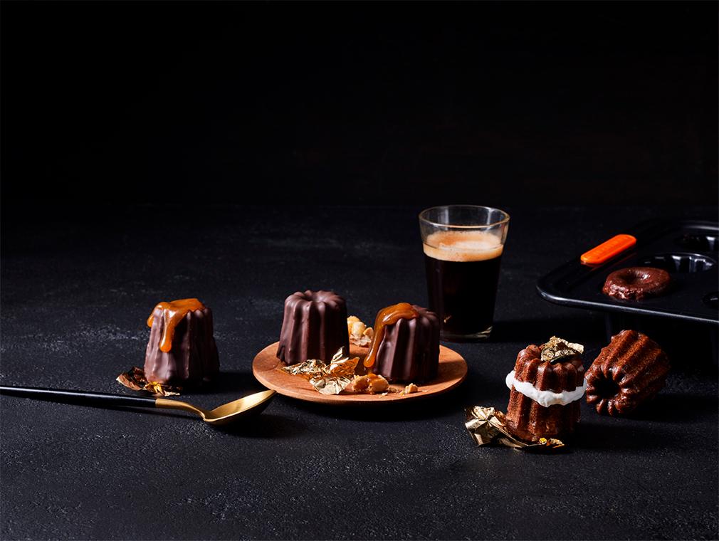 Cannelés van chocolade met karamel en pinda’s voor Pasen