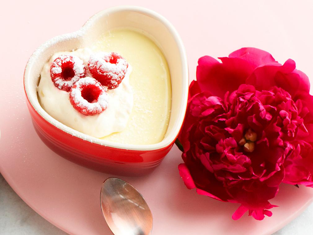 Mousse van witte Chocolade met Kardemom en Frambozen