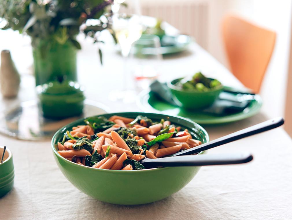 Rode linzenpasta met spinaziesalade en wortelloof-pesto