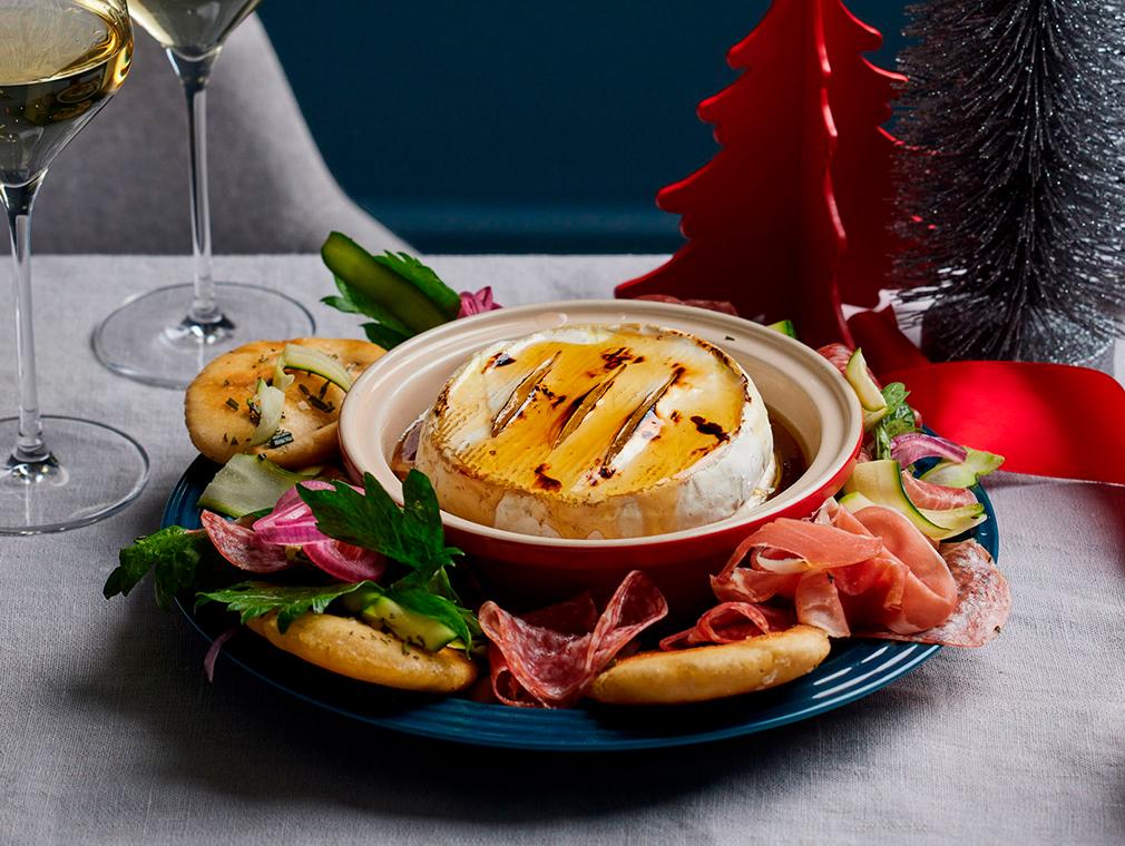 Antipasti-krans met gebakken camembert