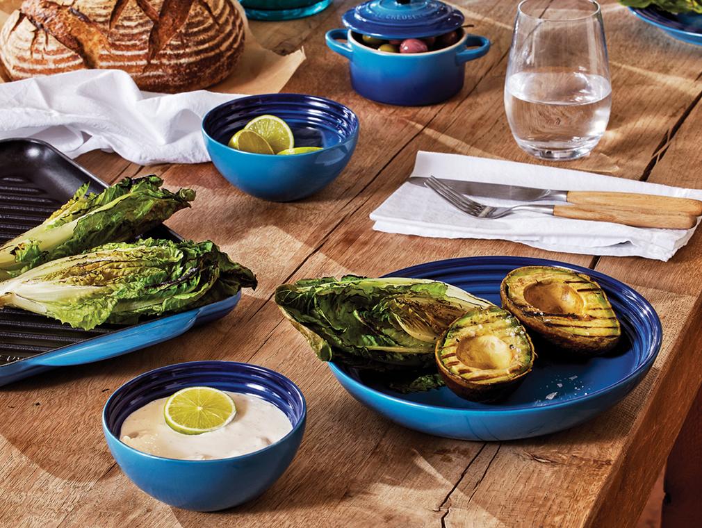 Frisse salade van geroosterde Romaine sla en avocado, met dressing van crème fraîche