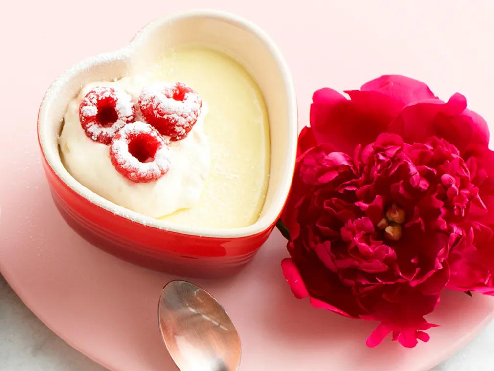 Mousse van witte Chocolade met Kardemom en Frambozen