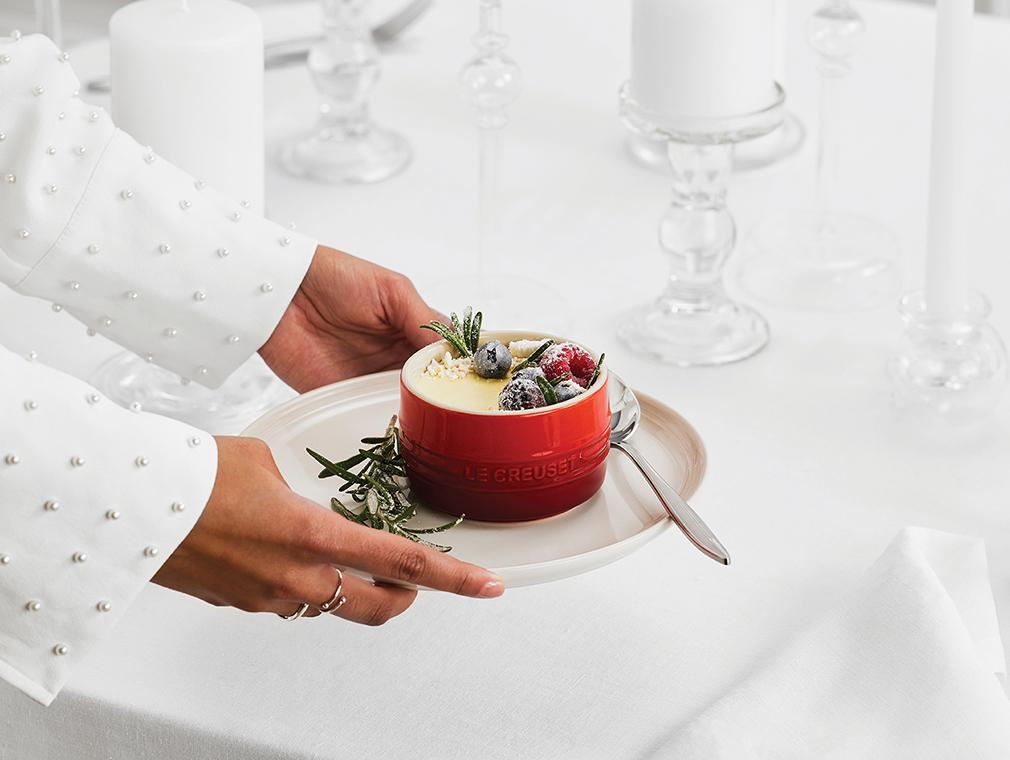 Witte chocolade-citroenmousse met een verborgen bessenhart en bessencompote
