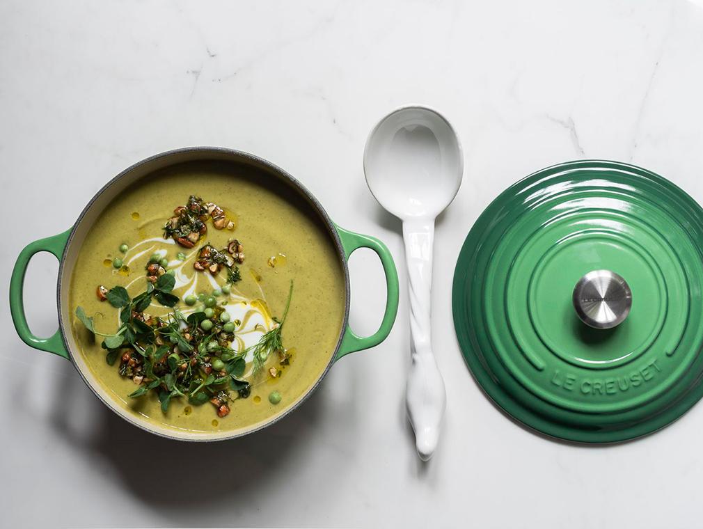 Erwten-courgettesoep met yoghurt en munt-amandelsalsa