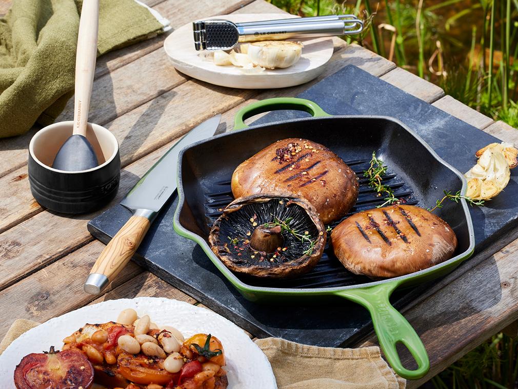 Gegrilde bruine champignons met ciabatta en cowboy beans