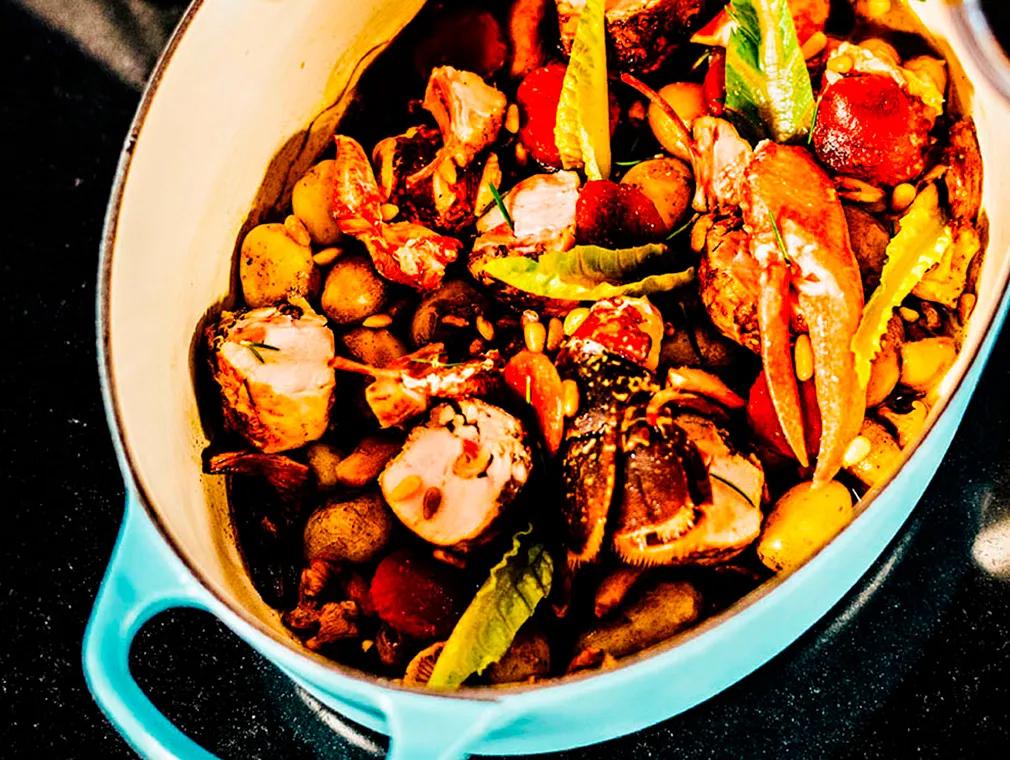 Stoofpotje van konijn en kreeft met aardappelen en cantharellen