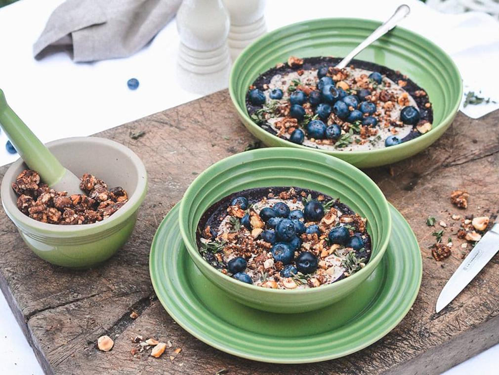 Cashew-kaneel-vanille crème op warme bosbessen