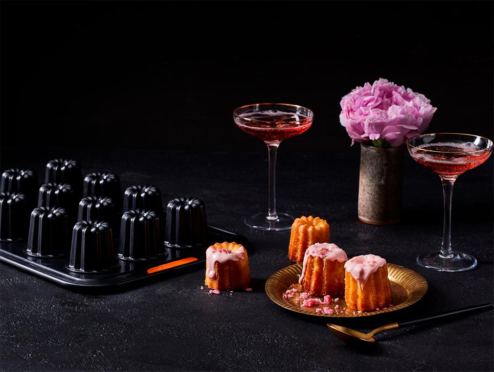 Cannelé met amandelmelk en roze chocolade