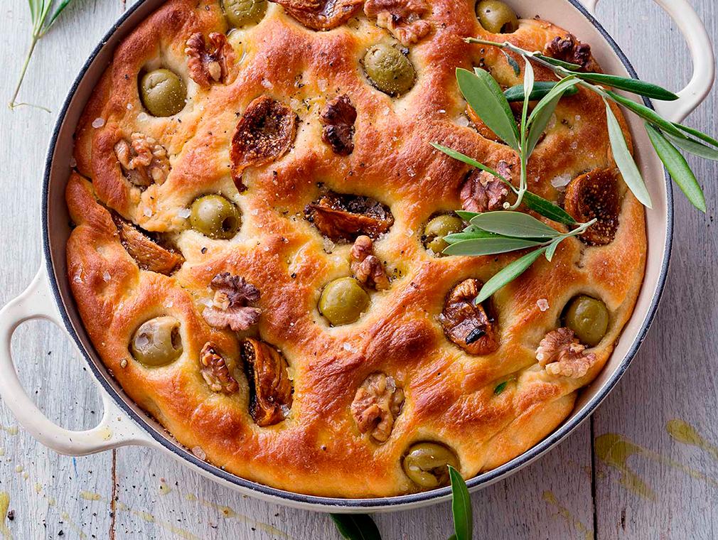 Focaccia met olijven, walnoten en gedroogde vijgen